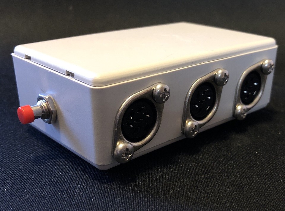 Acutis Data's 2x IEC Disk Drive Switch for Commodore 64/128/VIC20